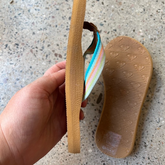 Roxy NWOT girl 11T rainbow flip flops - Picture 2 of 7